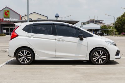 HONDA JAZZ 1.5 GK RS AT ปี2019 (8กว8626)