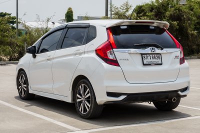HONDA JAZZ 1.5 GK RS AT ปี2019 (8กว8626)