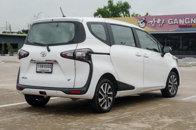 TOYOTA SIENTA 1.5 V ปี2020 (1ขล6300)