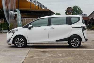 TOYOTA SIENTA 1.5 V ปี2020 (1ขล6300)