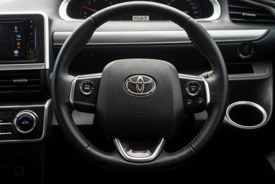 TOYOTA SIENTA 1.5 V ปี2020 (1ขล6300)