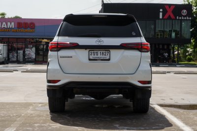 TOYOTA FORTUNER 2.4 LEGENDER ปี2022 (3ขช1827)