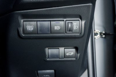 TOYOTA COROLLA CROSS 1.8 HEV PREMIUM LUXURY AT ปี2024 (5ขบ276)