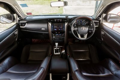 TOYOTA FORTUNER 2.4 V AT ปี2018 (8กฎ3752)