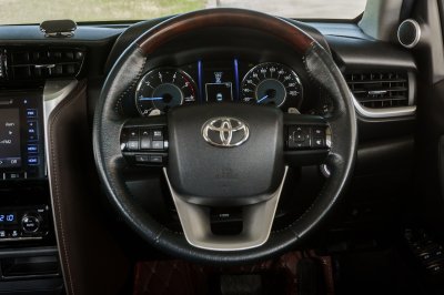 TOYOTA FORTUNER 2.4 V AT ปี2018 (8กฎ3752)