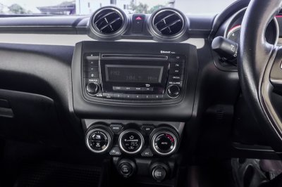 SUZUKI SWIFT 1.2 GLX AT ปี2018 จด2019 (8กล3152)