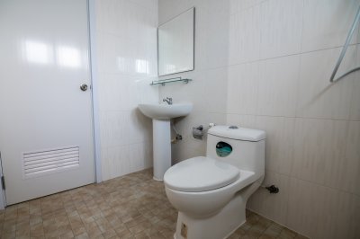 ห้องน้ำในห้องนอนใหญ่ บ้านเดี่ยว 2 ชั้น หมู่บ้านอุไรสิริ สุวินทวงศ์-วัดต้นตาล บ้านเดี่ยว ฉะเชิงเทรา