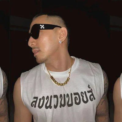 WHITE LONGNUAMBOYZ SLEEVELESS SHIRT