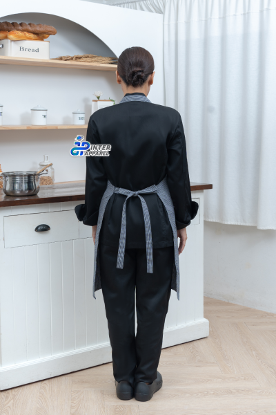 เสื้อกุ๊กคอป้ายแขนยาว สีดำกุ้นขาว กระดุมมุก 2 เม็ด –  รุ่น “แบล็คไลน์ซิกเนเจอร์”