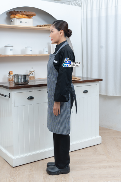 เสื้อกุ๊กคอป้ายแขนยาว สีดำกุ้นขาว กระดุมมุก 2 เม็ด –  รุ่น “แบล็คไลน์ซิกเนเจอร์”