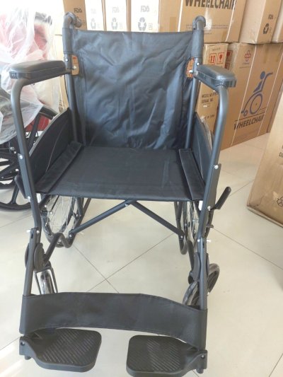 รถเข็นผู้ป่วย พับได้ มีเบรคมือ โครงเหล็กพ่นสี Powder Coating