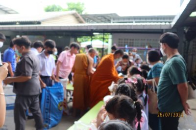 กิจกรรมทำบุญ ตักบาตร ข้าวสาร อาหารแห้ง และฟังธรรม เนื่องในวันอาสาฬหบูชาและวันเข้าพรรษา