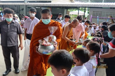 กิจกรรมทำบุญ ตักบาตร ข้าวสาร อาหารแห้ง และฟังธรรม เนื่องในวันอาสาฬหบูชาและวันเข้าพรรษา