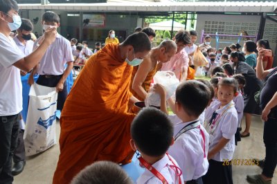 กิจกรรมทำบุญ ตักบาตร ข้าวสาร อาหารแห้ง และฟังธรรม เนื่องในวันอาสาฬหบูชาและวันเข้าพรรษา