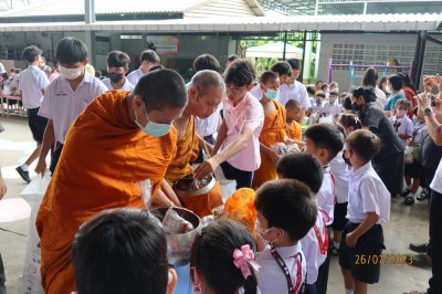 กิจกรรมทำบุญ ตักบาตร ข้าวสาร อาหารแห้ง และฟังธรรม เนื่องในวันอาสาฬหบูชาและวันเข้าพรรษา