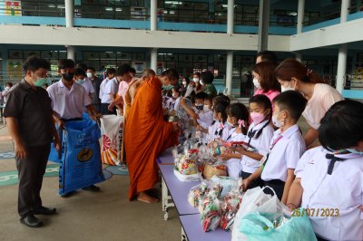 กิจกรรมทำบุญ ตักบาตร ข้าวสาร อาหารแห้ง และฟังธรรม เนื่องในวันอาสาฬหบูชาและวันเข้าพรรษา