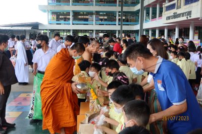 กิจกรรมทำบุญ ตักบาตร ข้าวสาร อาหารแห้ง และฟังธรรม เนื่องในวันอาสาฬหบูชาและวันเข้าพรรษา