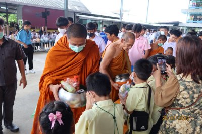 กิจกรรมทำบุญ ตักบาตร ข้าวสาร อาหารแห้ง และฟังธรรม เนื่องในวันอาสาฬหบูชาและวันเข้าพรรษา