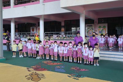 นักเรียนรับเกียรติบัตร การประกวดระบายสีและคัดลายมือ เนื่องในวันเข้าพรรษาและวันแม่แห่งชาติ