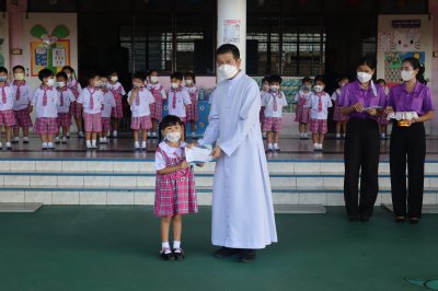 นักเรียนรับเกียรติบัตร การประกวดระบายสีและคัดลายมือ เนื่องในวันเข้าพรรษาและวันแม่แห่งชาติ