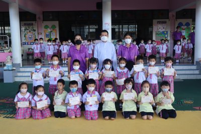 นักเรียนรับเกียรติบัตร การประกวดระบายสีและคัดลายมือ เนื่องในวันเข้าพรรษาและวันแม่แห่งชาติ