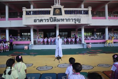 นักเรียนรับเกียรติบัตร การประกวดระบายสีและคัดลายมือ เนื่องในวันเข้าพรรษาและวันแม่แห่งชาติ