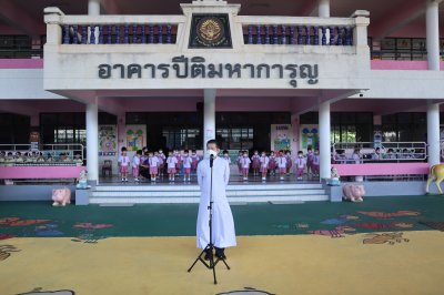 นักเรียนรับเกียรติบัตร การประกวดระบายสีและคัดลายมือ เนื่องในวันเข้าพรรษาและวันแม่แห่งชาติ