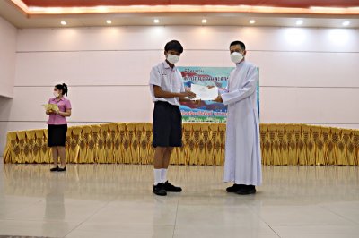 มอบเกียรติบัตรให้กับนักเรียนที่ได้รางวัลการแข่งขันกิจกรรมวันสุนทรภู่ ปีการศึกษา 2566