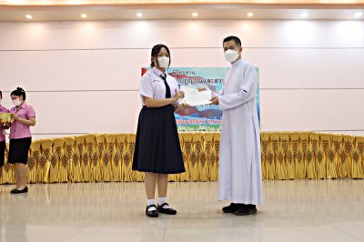 มอบเกียรติบัตรให้กับนักเรียนที่ได้รางวัลการแข่งขันกิจกรรมวันสุนทรภู่ ปีการศึกษา 2566