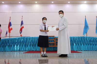 นักเรียนรับเกียรติบัตร วันภาษาไทย