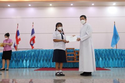 นักเรียนรับเกียรติบัตร วันภาษาไทย