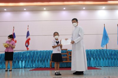 นักเรียนรับเกียรติบัตร วันภาษาไทย