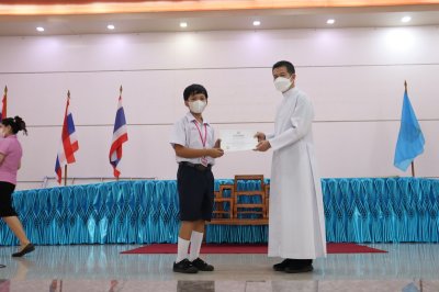 นักเรียนรับเกียรติบัตร วันภาษาไทย