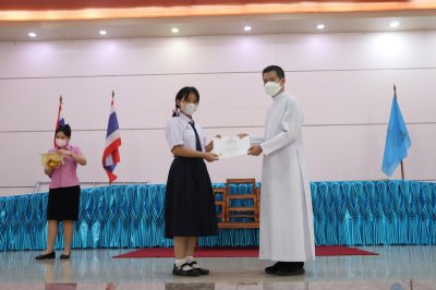 นักเรียนรับเกียรติบัตร วันภาษาไทย