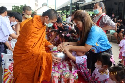 กิจกรรมทำบุญ ตักบาตร ข้าวสาร อาหารแห้ง และฟังธรรม เนื่องในวันอาสาฬหบูชาและวันเข้าพรรษา