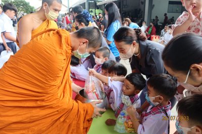 กิจกรรมทำบุญ ตักบาตร ข้าวสาร อาหารแห้ง และฟังธรรม เนื่องในวันอาสาฬหบูชาและวันเข้าพรรษา