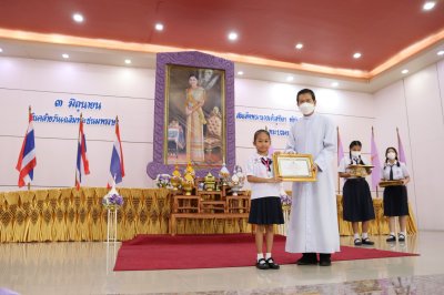 นักเรียนรับรางวัลการประกวดบรรยายธรรม