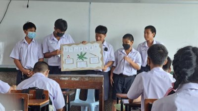 นักเรียนทำกิจกรรมโครงการห้องเรียนสีขาว