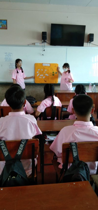 นักเรียนทำกิจกรรมโครงการห้องเรียนสีขาว