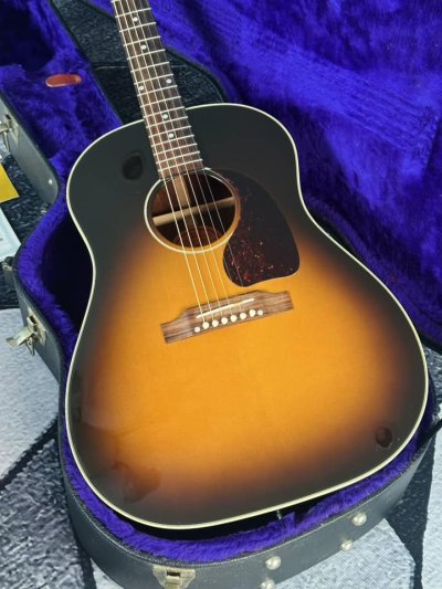 Gibson Early J-45 VS