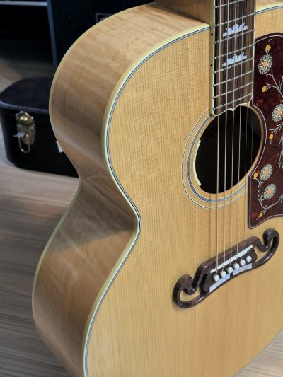 Gibson SJ-200 Standard