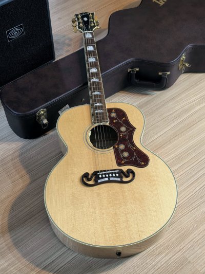 Gibson SJ-200 Standard