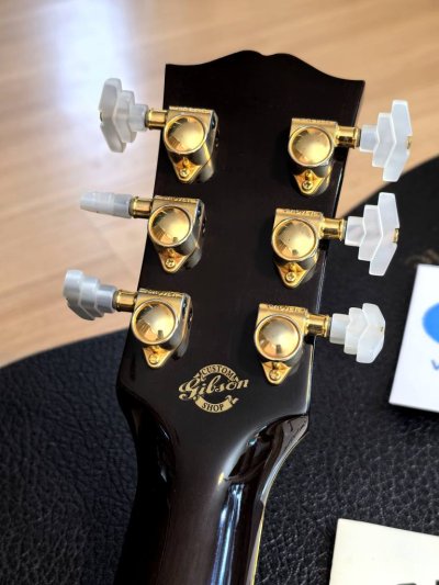 Gibson J-45 Custom Vine Limited Edition