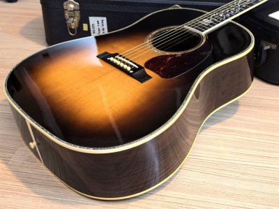 Gibson J-45 Custom Vine Limited Edition