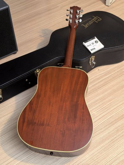 Gibson Hummingbird Cherry Brust