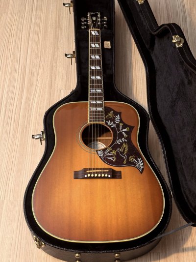Gibson Hummingbird Cherry Brust