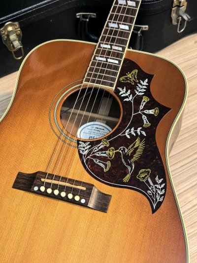 Gibson Hummingbird Cherry Brust