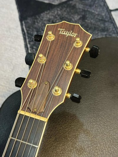 Taylor 812CE