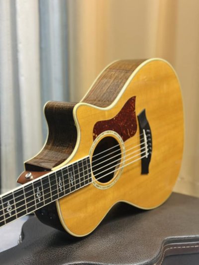 Taylor 812CE