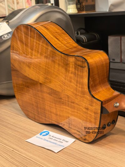 Taylor 220CE Koa DLX